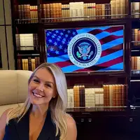 Donald trump lazne knjige avion Glasnogovornica Bijele kuce Karoline Leavitt u Air Force One avionu