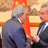 Inistar vanjskih poslova Pakisana Ishaq Dar i Kine Wang Yi