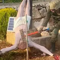 Razbijanje statue Isusa u Libanu Izraelski vojnik razbija statuu u Libanu