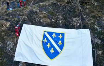 zastava ljiljani visoko