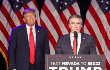 Doug Burgum i Donald Trump foto Bloomberg