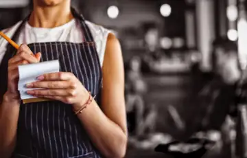 Konobarica posa radnici