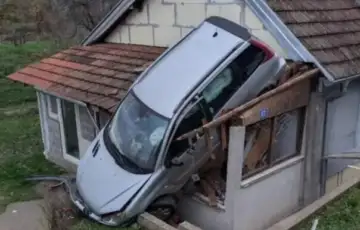 Automobil u Srbiji s ceste sletio na kucu
