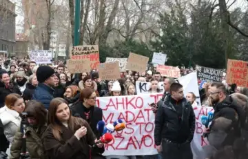 Protesti studenti dom 11 etto Studenti iz Nedžarića i Bjelava protestuju ispred Vlade KS