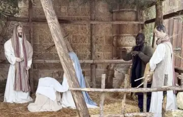 Migrant glumio kip kako bi se sakrio od policije