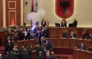 Albanija parlament haos