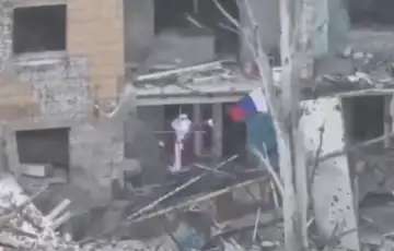 Rat u Ukrajini Borac odjeven kao Djeda Mraz u centru Myrnohrada