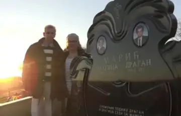 Derventa Bracni par organizovao sahranu dok su zivi