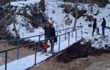 Ustikolina Postavljen improvizovani most prema selu Mihovici kod Ustikoline