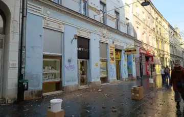 Obrusila se fasada sa zgrade u sarajevskoj ulici Ferhadija 01