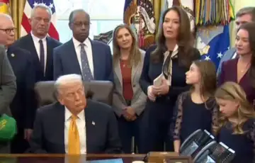 Donald Trump 01 zaspao u Ovalnom kabinetu