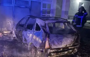 Mostar Izgorio automobil na parkingu, policija osigurava mjesto događaja