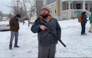 SAD Gradani s puskama patroliraju gradovima zbog Trumpovih agenata