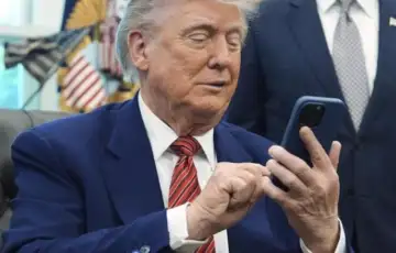 Donald Trump Trump pretražuje svoj telefon