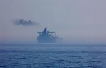 Ruski ratni brod u sjeni blizu Sassnitza Njemacka april 2025