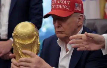 Donald Trump  drži trofej