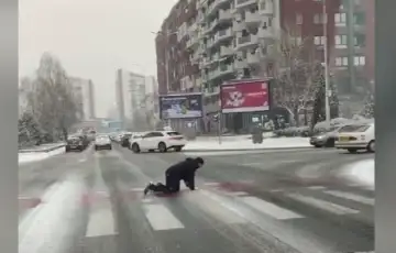 Skoplje Muskarac u Skoplju zbog poledice puzao preko pjesackog prelaza