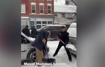 New York Zohran Mamdani cisti snijeg 1