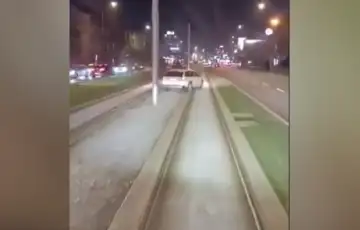 Vozaci voze tramvajskim sinama nakon udesa