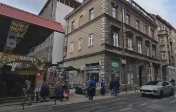 Sarajevo 02 povrijeđena u obrušavanje fasade na zgradi kod pijace Markale