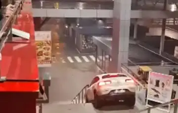 Banja luka Pijan autom niz stepenice Trznice