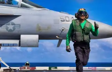 Americki nosac Američki mornar signalizira lansiranje aviona E/A-18G Growler