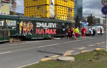 Tramvaj iskocio iz sina
