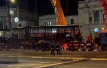 Tramvaj iskocio iz sina uklanjanje