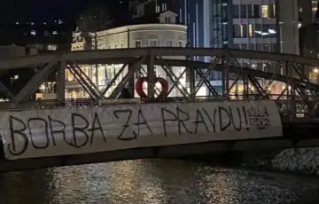 Transparent podrske na Skenderiji 17 godisnjoj Elli koja je tesko povrijedena u tramvajskoj nesreci