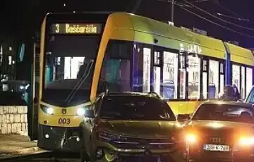 Sudarili se automobil i tramvaj etto