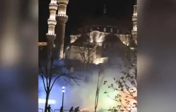 Tirana dzamija suzavac 02