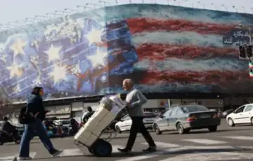 Iran 03 Bilbord koji prikazuje američki nosač aviona s oštećenim borbenim avionima