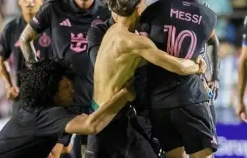 Lionel Messi oboren na teren nakon utrcavanja navijaca ap