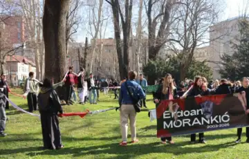 Protesti ispred Skupstine KS 03