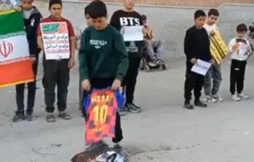 Iran 03 Djeca u Iranu spaljuju Messijeve dresove nakon sto je gostovao Trumpu u Bijeloj kuci
