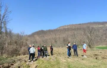 Ugljevik Komšija uzorao seosko igralište