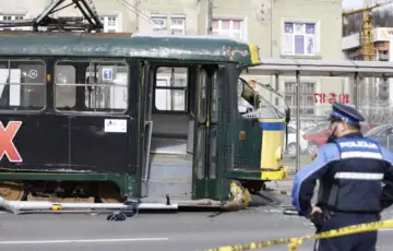 Nesreca tramvaj policajac 872x610