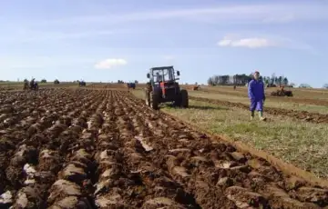 Poljoprivrednici oranje