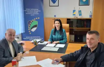 Natasa Marosevic potpisala je danas ugovore sa novim poslodavcima JKP Sapna d o o Sapna i Javnom ustanovom Centar za rehabilitaciju ovisnika o psihoaktivnim supstancama