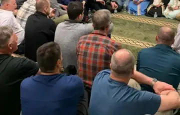 Vjernici u dzamiji 872x610