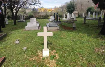 Mostar Betonski krstovi u haremu Kantarevac