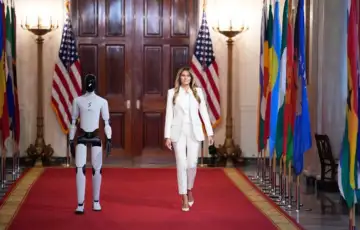 Melanija Tramp stigla na samit u Belu kucu u pratnji robota