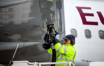 Avion 04 tankanje goriva