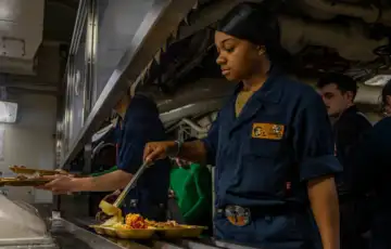 Mornari u kuhinji na americkom nosacu aviona