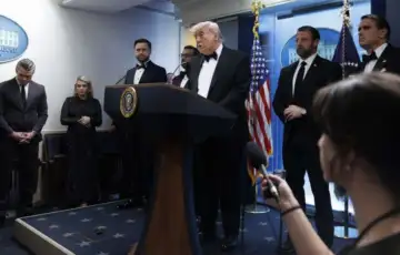 Donald trump nakon pucnjave 872x610