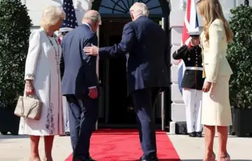 Kralj Charles Donald trump Trump prekršio protokol Potapšao kralja Charlesa pred kamerama