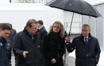 Vladimir Putin pod kisobranom zastitio saradnicu gest iznenadio prisutne