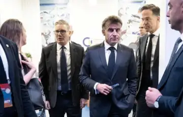 Sir Keir Starmer lijevo s francuskim predsjednikom Emmanuelom Macronom u sredini i generalnim sekretarom NATO a Markom Rutteom desno na sastanku EPC a u Armeniji