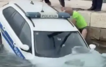 Policija hrvatska auto u moru