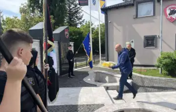 Nedzarici Crni Labudovi/ Fena